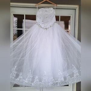 Extraordinary NEW Wedding Gown